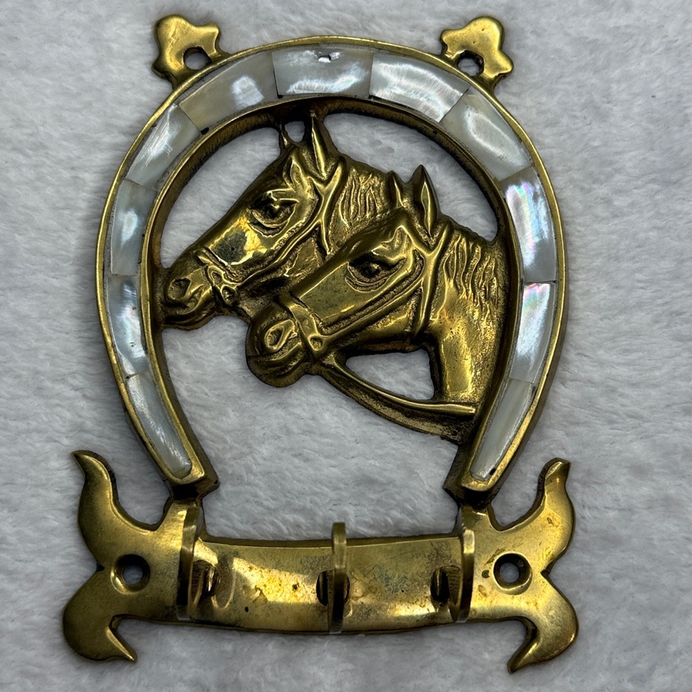 🐴Vintage Brass w/ mother of pearl inlay horseshoe key holder